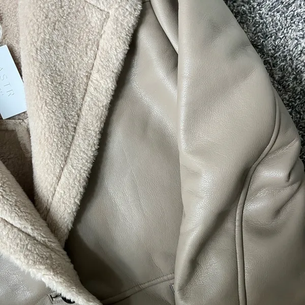 NWT the label tan leather jacket with fit lining - Image 5