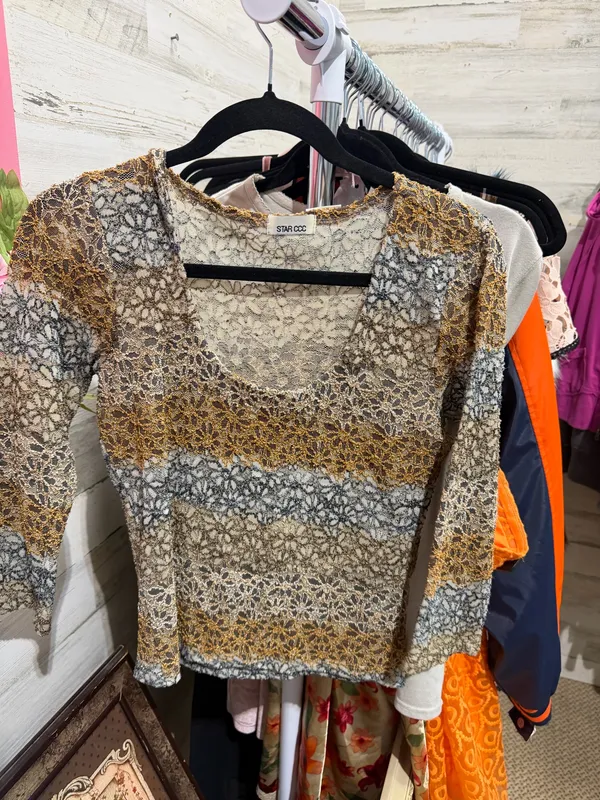 Vintage lace quarter sleeve top - Image 2