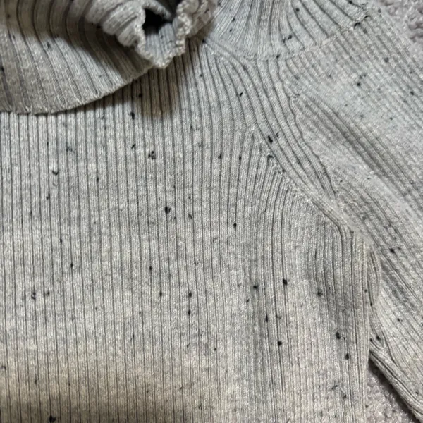 Vero Moda Light Gray Speckled Cold-Shoulder Ribbed Turtleneck Sweater - Image 4