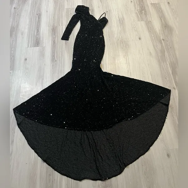 NWOT Glamorous One-Shoulder Black‎ Sequin Dress - Image 4