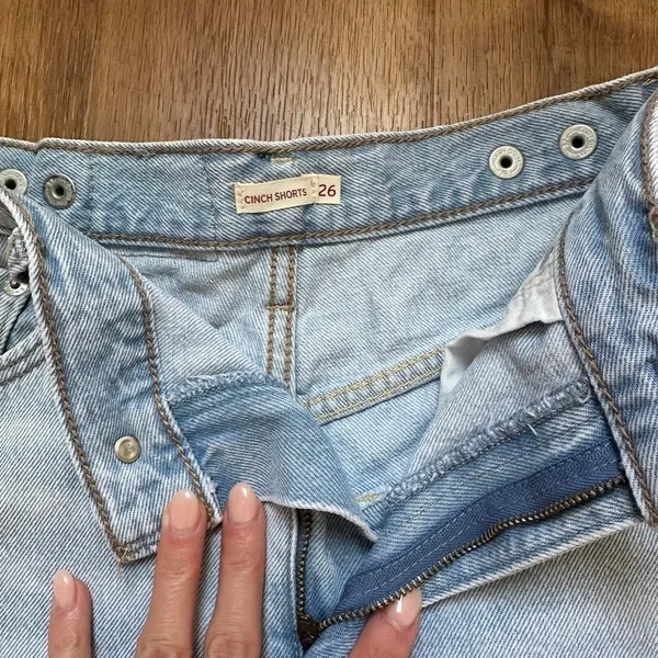Levi's Women's Cinch Mid-Thigh Shorts Light Wash Size 26 - Image 4