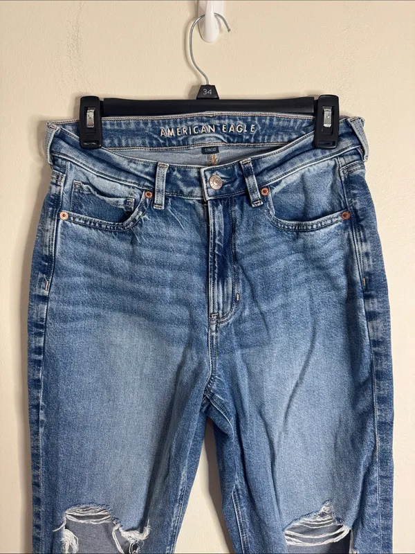 American Eagle Strigid Distressed Ripped Knees Mom Jeans Light Wash size 6 Short - Image 4
