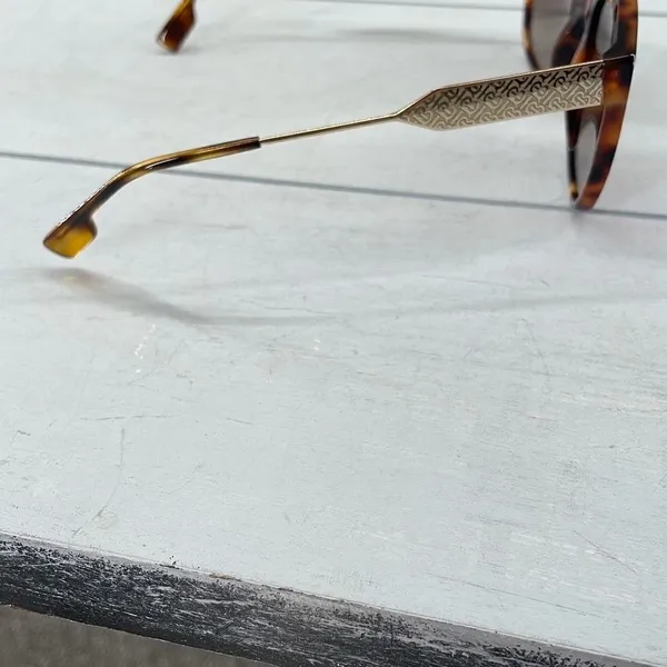 Burberry Sunglasses Womans Tortoise Frames Black and Brown‎ Rectangular Frames W - Image 4