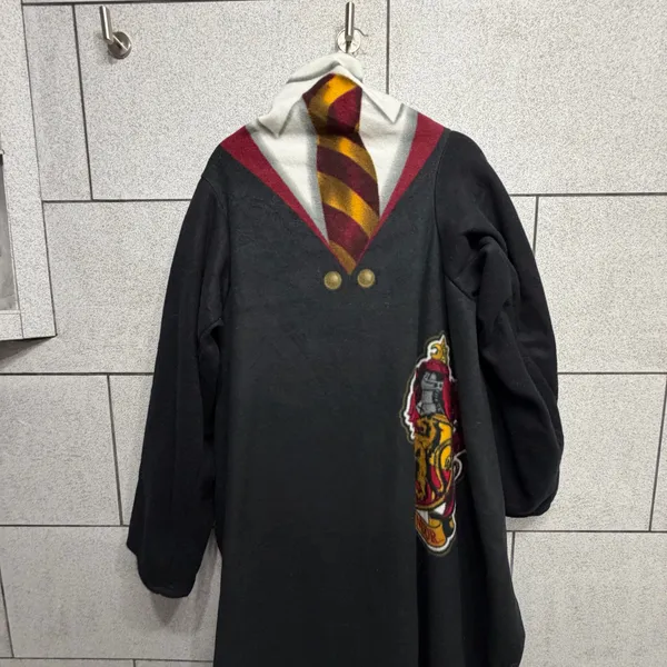 Harry Potter Gryffindor House Snuggie Blanket with Crest and Scarf - Image 2