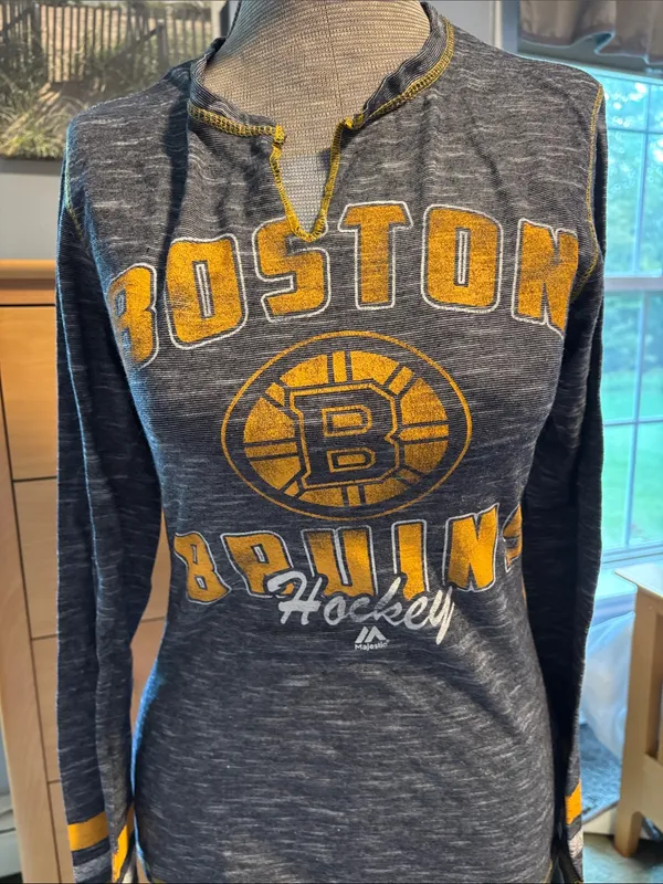 Boston Bruins Majestic V-Neck Gray & Gold Long-Sleeve Hockey Shirt - Image 2