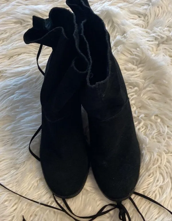 Toms Boots Size 11 Excellent Condition Color Black Heel 3” Stable Leather - Image 6