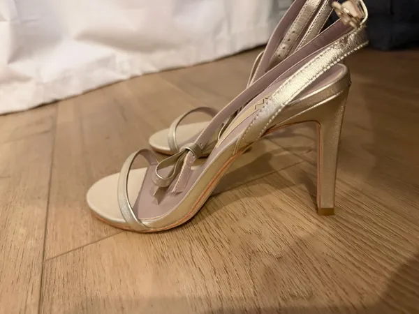 Deltan Miranda Bow Heel Gold Size 7 - Image 3