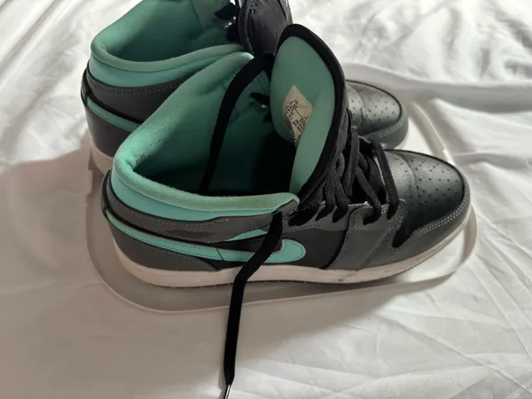 Michael jordan high top green and black sneaker sz 6.5 - Image 3