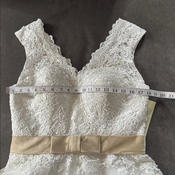 Women’s White Sleeveless V-Neck Wedding Dress Lace Applique Zip Back Size M NWT - Image 9