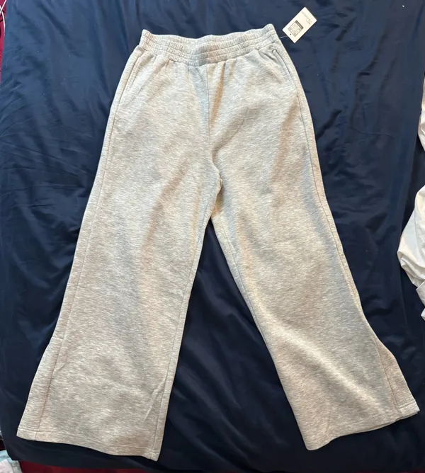 89th + Madison Heather Light Grey Wide Leg Lounge Sweatpants Medium - Image 2