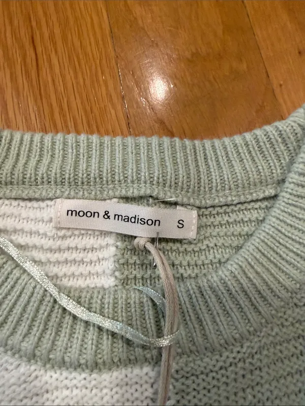 NWOT Moon & Madison green /white checkered sweater size small . - Image 2