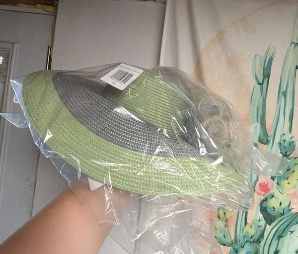 Green and Grey Straw Sun Hat with White Flower Accent - Image 4