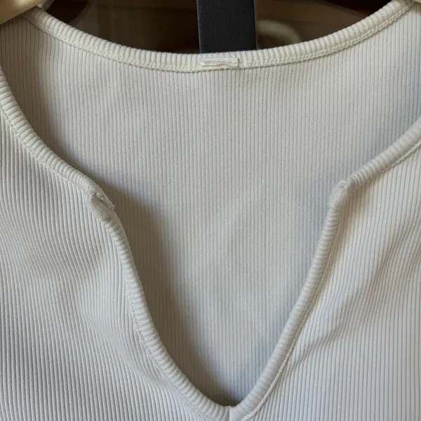 ALO yoga ribbed cropped tee Savvy short sleeve top workout split vneck white - Image 4