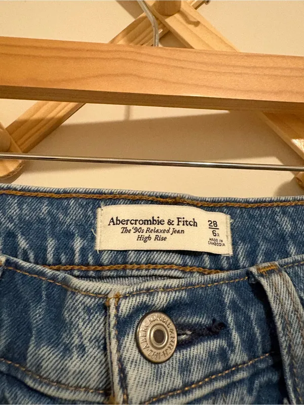 Abercrombie and Fitch The 90s Relaxed Jean size 6 - Image 5