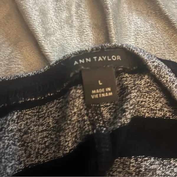 Ann Taylor Blacks & Gray Striped top Size Large 💸 SALE - Image 2