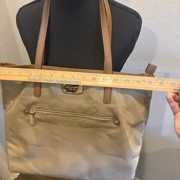 Michael Kors Montauk Nylon & Leather Shoulder Bag/Purse Khaki/Tan gold hardware - Image 12