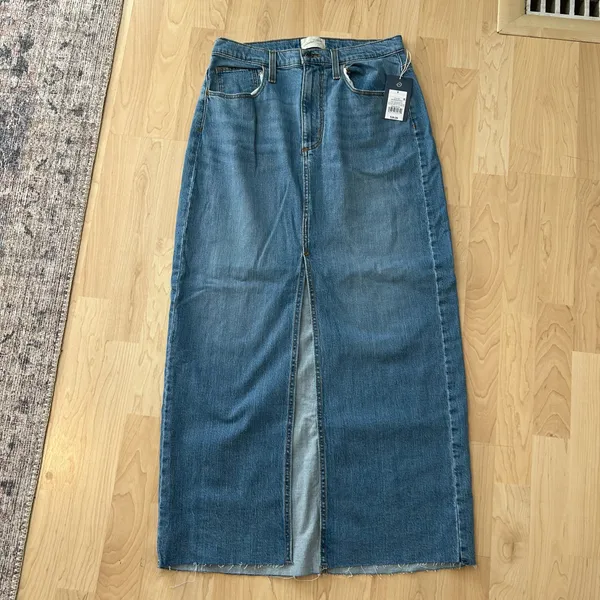Universal Threads NWT! Women's High-Rise Denim Maxi Skirt - Medium Wash - Image 4