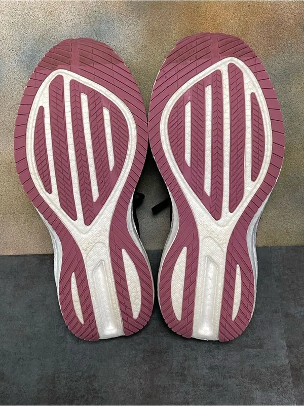 Saucony Triumph 20 Women's Burgundy Running Shoes Size 9 - Image 16