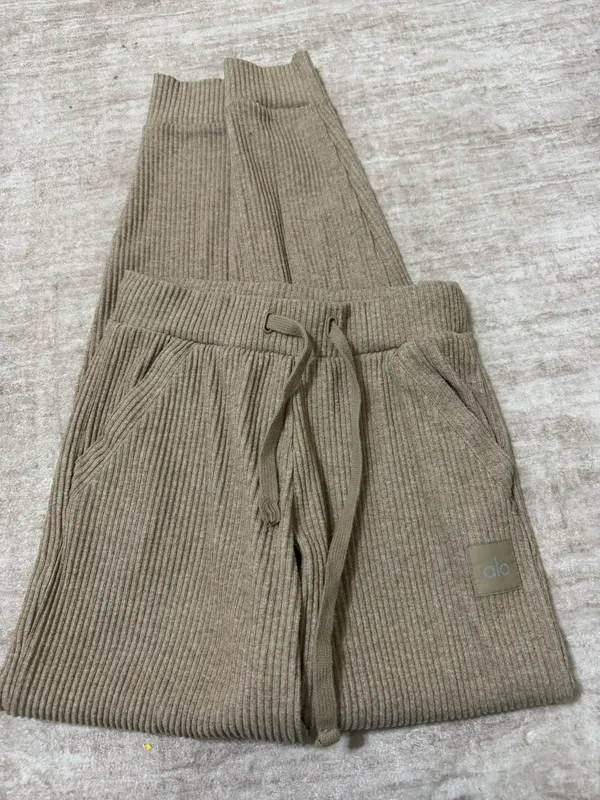 Alo yoga muse sweatpants size xs  - Image 2