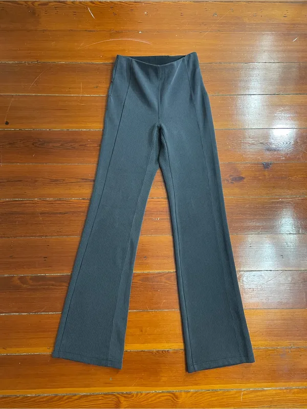 Lululemon Ribbed Softstreme Flare Leg Pants in Black Sz 4 🧡🎀 - Image 5