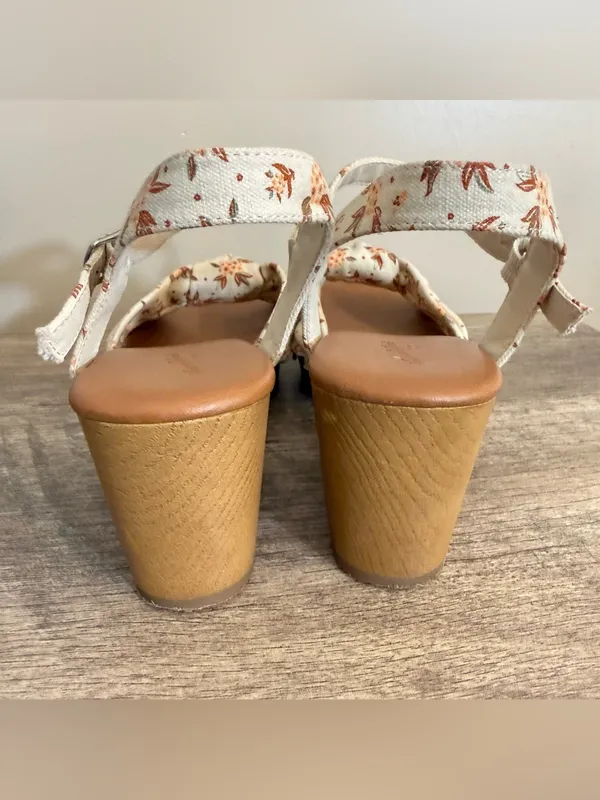 Universal Thread Faux Wood Clog Sandals Women’s Size 9.5 Floral Buckle Boho - Image 9