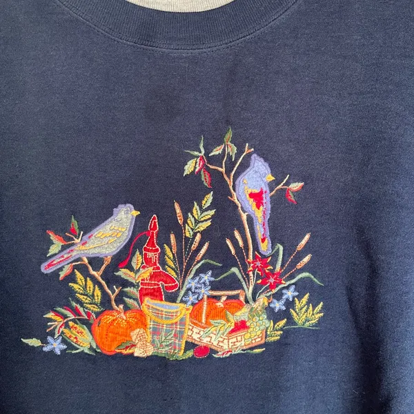 NAVY SWEATSHIRT WITH‎ FALL SCENE EMBROIDERED ON FRONT
PREOWNED Size undefined - Image 3