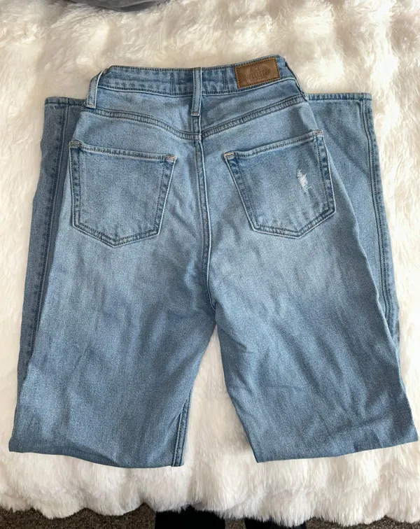 Hollister Light Wash Ultra High Rise Dad Jeans - Image 4
