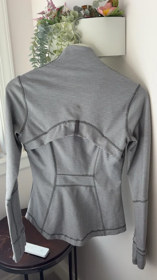 rare striped Lululemon Define Jacket in size 4 White and blue - Image 4