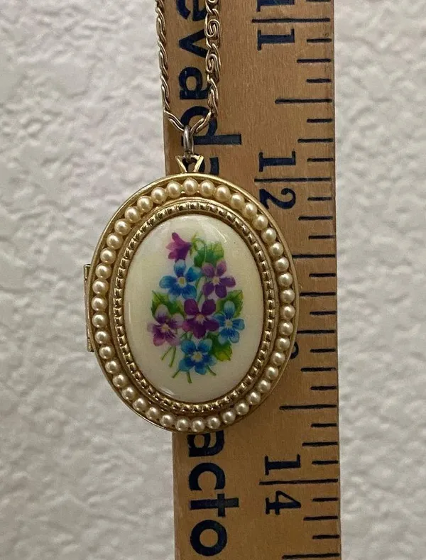 Vintage AVON Gold-tone Oval Floral Faux Pearl Locket Pendant 24” Necklace 33g - Image 12