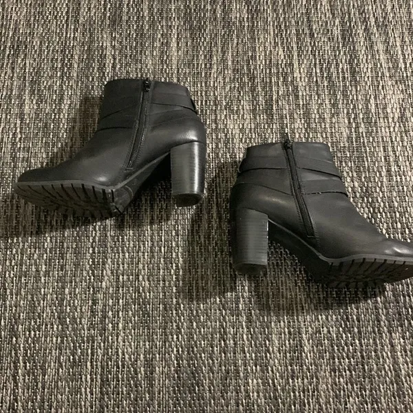 Jaclyn Smith Ankle Boots Size 8 - Image 2