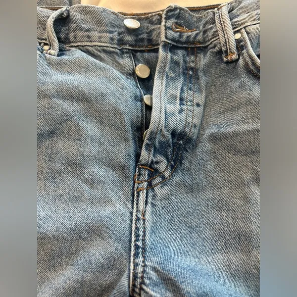 Lightwash distressed jeans - Image 10