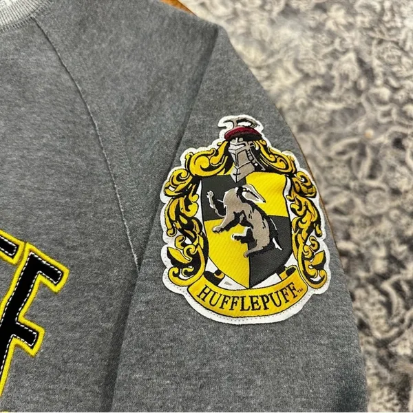 Harry Potter Wizarding World Universal Studios Hufflepuff Sweatshirt Size Small - Image 8