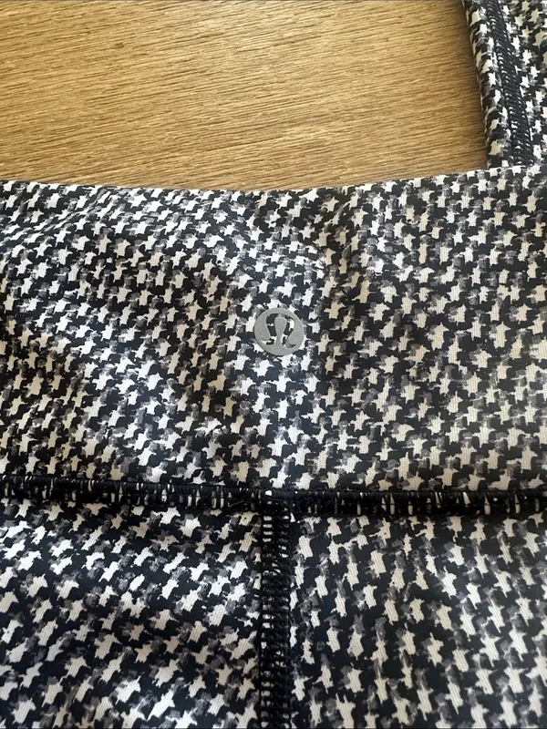 Lululemon‎ patterned black white and gray Capri pants size 10 - Image 5