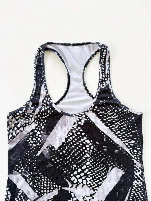lululemon Dynamic Black White Graphic Tank Top Racerback Tank size 8 - Image 2