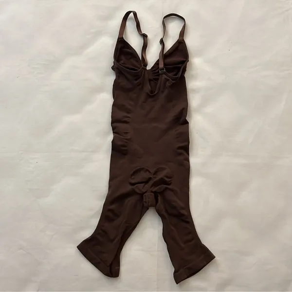 Skims Seamless Sculpt Mid Thigh Bodysuit Nwot Size M - Image 2