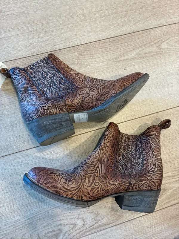 NEW Circle G Women’s Brown Embossed Engraved Lace Round Toe Ankle Boot Size 7.5 - Image 3