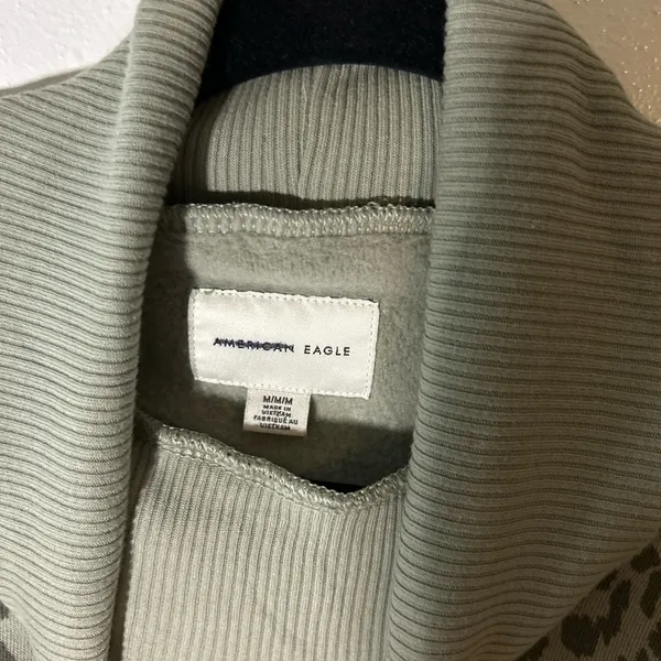 American Eagle Turtle Neck Crop Sweatshirt Size M - Image 3