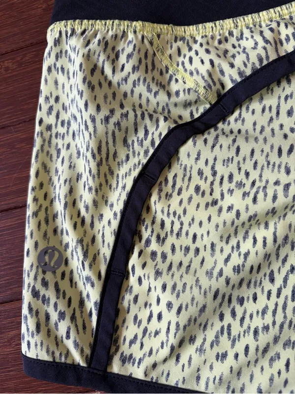 Lululemon Hotty Hot Short Dottie Dash Clarity Yellow Black / Black size 4 Small - Image 3