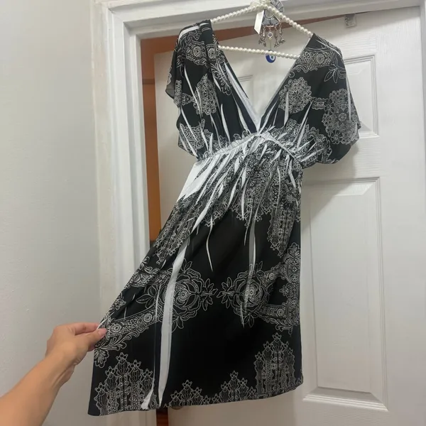 Chesley Size Small Black & White Plunge V-Neck Boho Short Sleeve Sundress - Image 5