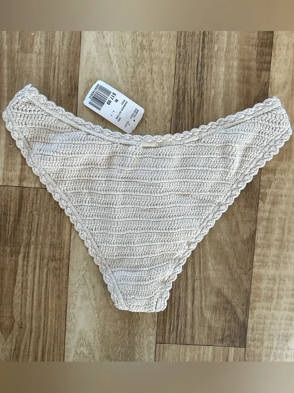 Cream crochet lace bikini bottoms size M NWT Forever 21 - Image 2
