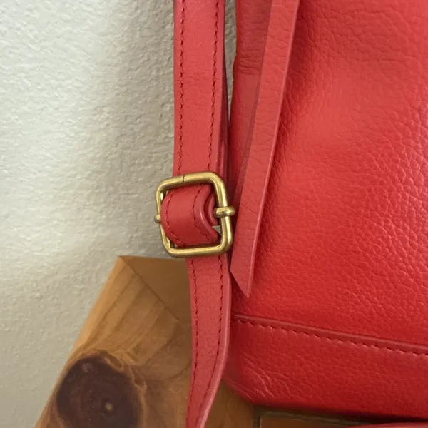 FOSSIL Red Pebble Leather Messenger Medium Crossbody/Shoulder Bag Key Charm - Image 4