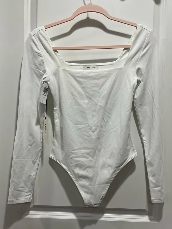 Aritzia Babaton Contour Squareneck Longsleeve Bodysuit in White Size Small - Image 3