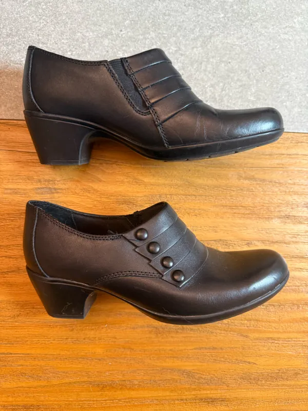 Clarks Bendables Ingalls Falls Black Leather Ruched Button Ankle Bootie Size 7.5 - Image 3