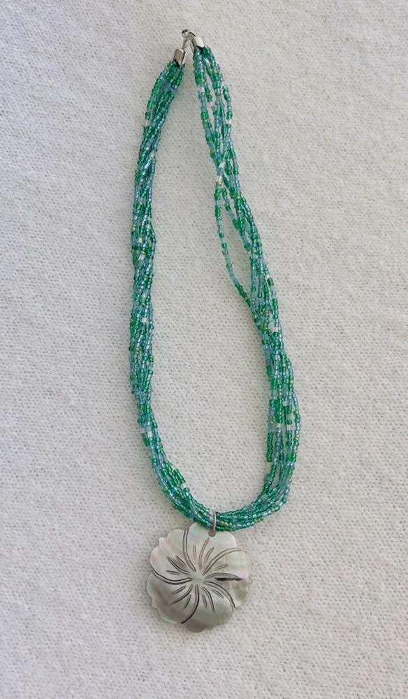 Vintage green glass beads with shell pendant necklace - Image 3