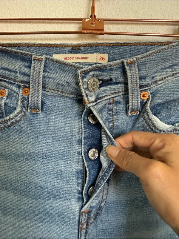 Levi’s Wedgie Straight Jeans Women’s Size 26 Light Wash Distressed Raw Hem - Image 5
