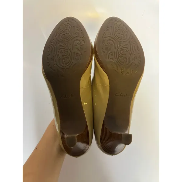 Clarks Artisan‎ Pumps Womens 8.5 Nude Beige Good Patent Leather Round Toe Heel - Image 7