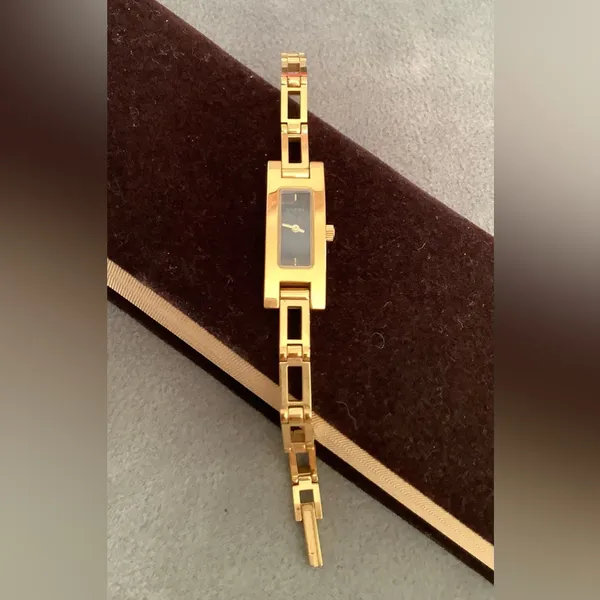 Ladies GUCCI dressy GOLD TONE Watch🔥🔥 - Image 7