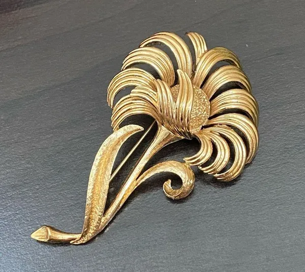 Vintage Signed MONET Brushed Gold-tone Flower Brooch - Image 2