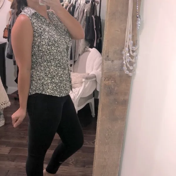 Banana Republic classic fit size small floral top - Image 3