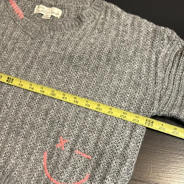 Vintage Havana‎ happy face Gray V-Neck Sweater with Pink Details - Image 5